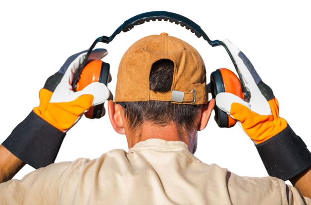 聴力を守るため作業時にイヤーマフをする