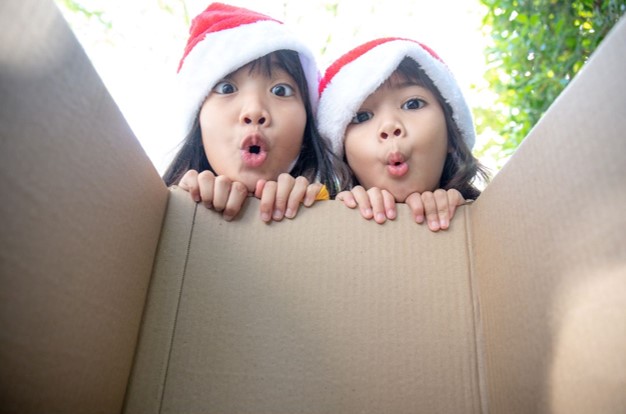 ドキドキしながら箱の中を覗き込む子どもたち