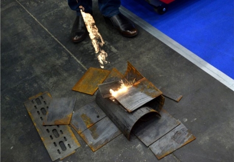 洗浄の限界を超える！廃液・コスト・品質問題を一掃する「レーザークリーナー」 | 工場DX・生産性向上