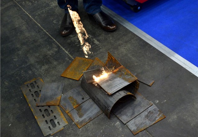 レーザークリーナーなら金属錆を一瞬で除去できる