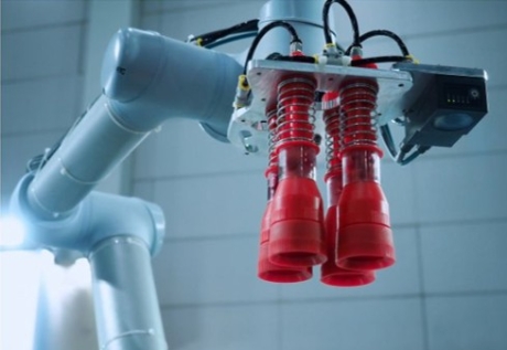 つかむ・運ぶ・止まらない。<br>ロボットアームを活かすトレイ | 工場DX・生産性向上