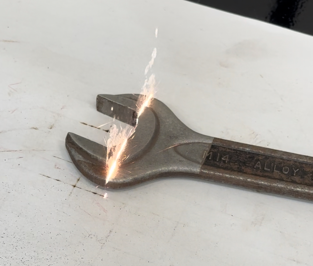 レザークリーナーでの下地処理は、薬品も使わず母材への傷も最小限に。