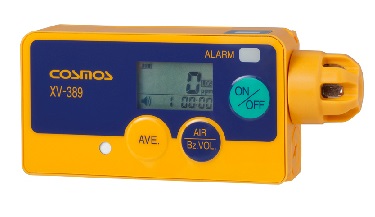 新コスモス電機社の個人ばく露計。「XV-389」なら17種のガスを検知できる