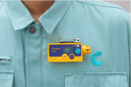 スタッフのユニフォームに装着できアラームや振動で危険を知らせる