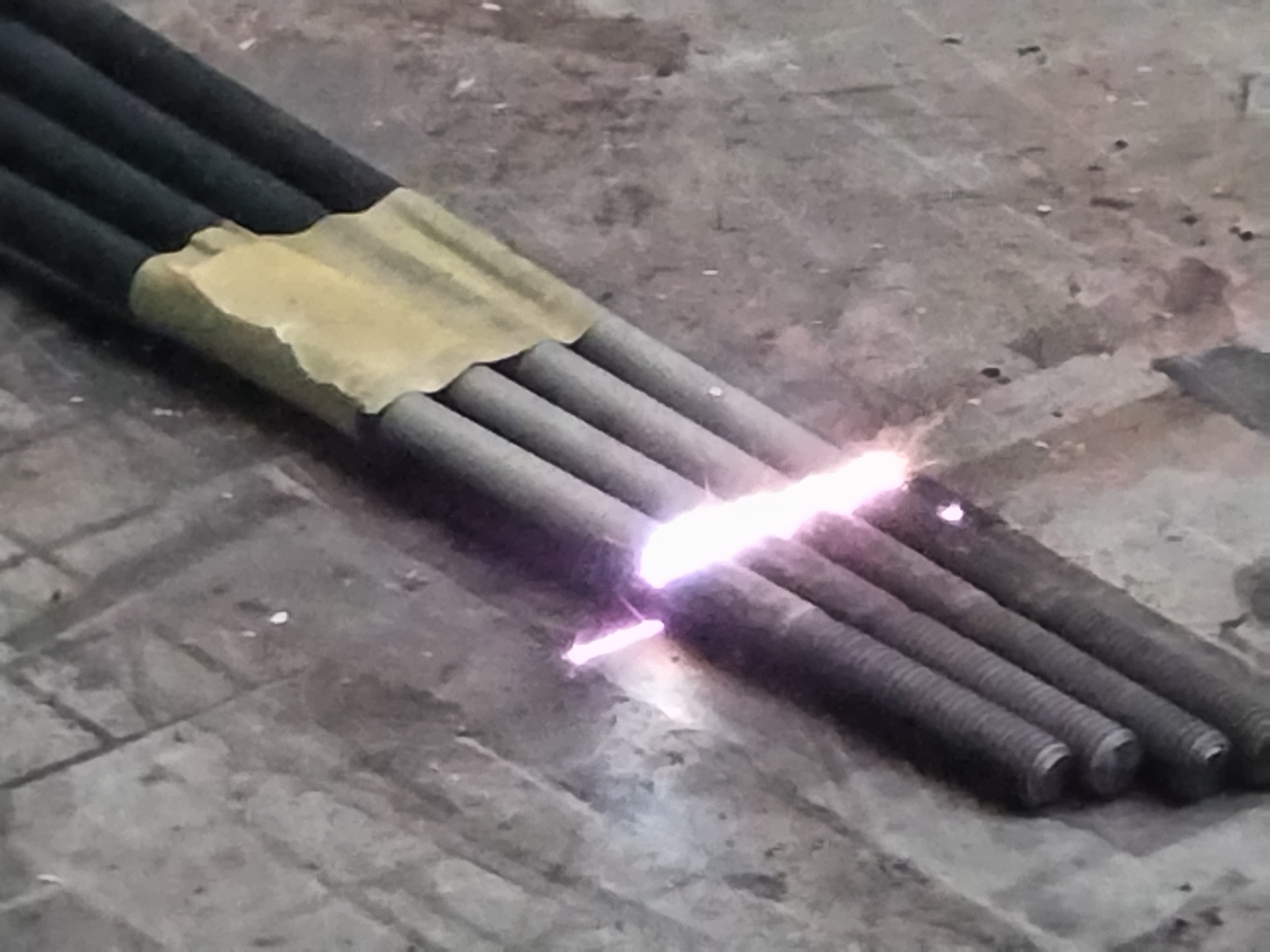 削らないから粉塵を８０％低減する。次世代の洗浄レザークリーナー