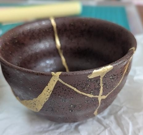 割れた陶磁器を漆でくっつけ修復する金継ぎ。同じく陶磁器を材料にした滑り止め加工がある